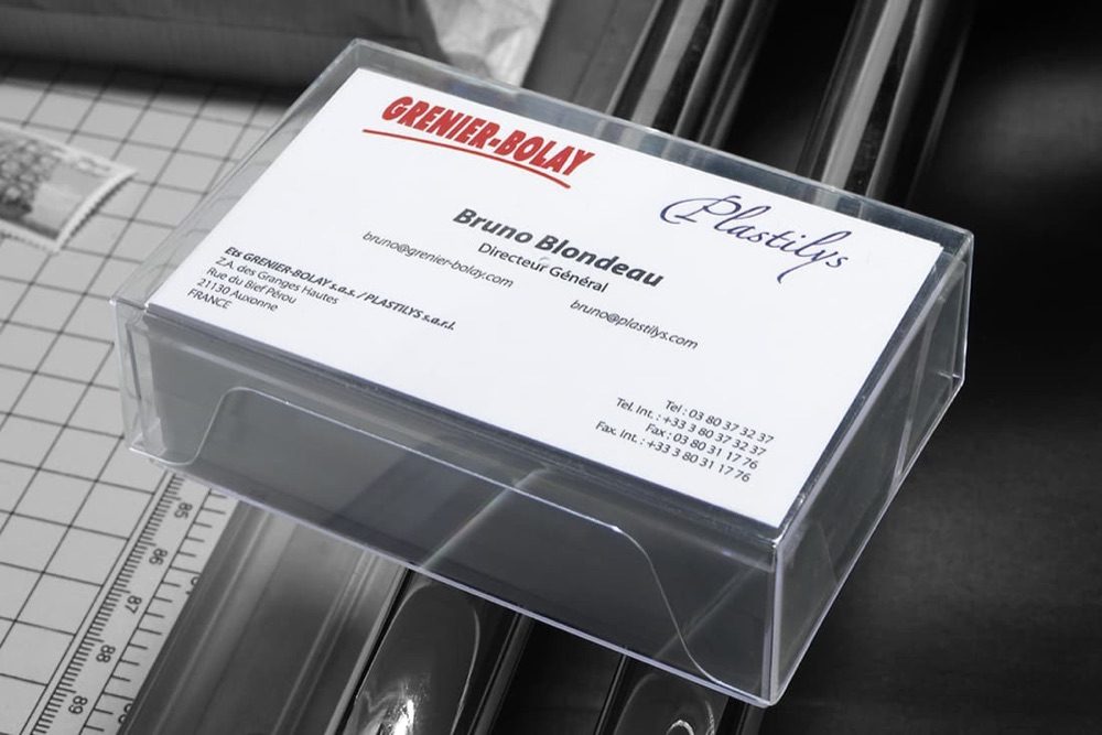 Caja antigolpes con tarjetas de visita