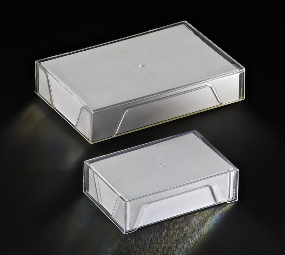 Dos cajas cristal llenas de tarjetas de visita